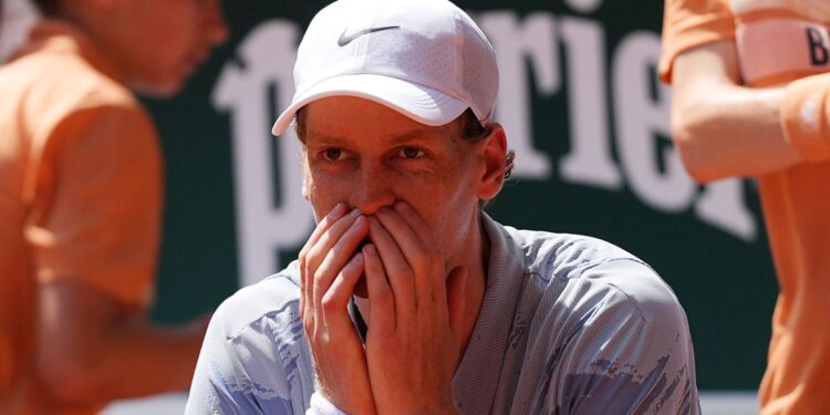 Sinner revelou problemas físicos após eliminação precoce em Roland Garros