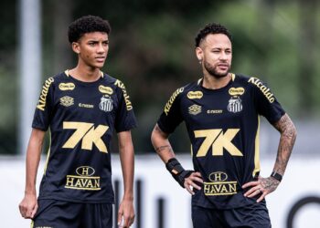 Neymar discute com Robinho Jr. durante treinamento do Santos no CT Rei Pelé