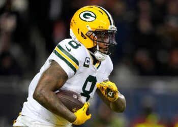 Josh Jacobs foi preso nos Estados Unidos após acusações de violência doméstica