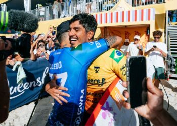 Gabriel Medina e Filipe Toledo se abrançando