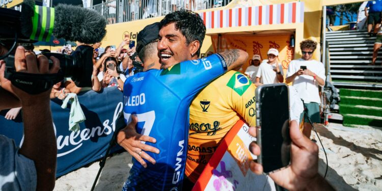 Gabriel Medina e Filipe Toledo se abrançando