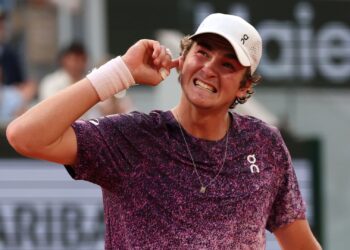 João Fonseca celebra vitória em Roland Garros e elogia Novak Djokovic após duelo histórico