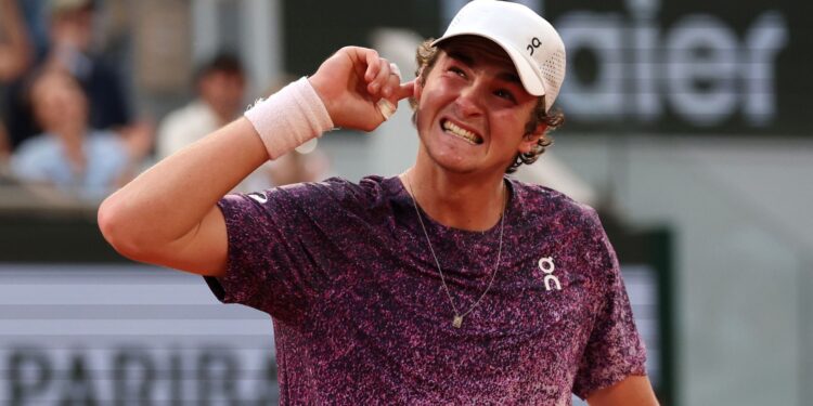 João Fonseca celebra vitória em Roland Garros e elogia Novak Djokovic após duelo histórico