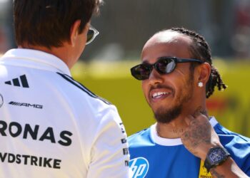 Mercedes causa polêmica nas redes sociais ao postar foto com Hamilton e tratá-lo como piloto da casa