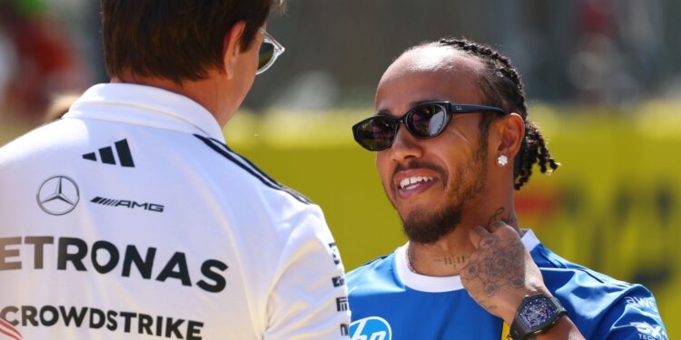 Mercedes causa polêmica nas redes sociais ao postar foto com Hamilton e tratá-lo como piloto da casa