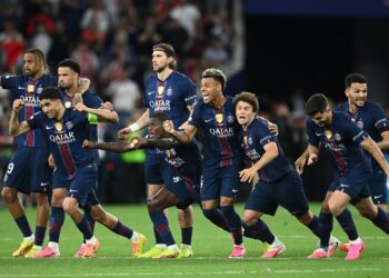Jogadores do Paris Saint-Germain celebram a conquista do bicampeonato da UEFA Champions League