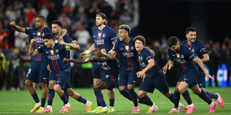 Jogadores do Paris Saint-Germain celebram a conquista do bicampeonato da UEFA Champions League