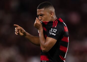 Samuel Lino comemora um de seus dois gols na vitória do Flamengo