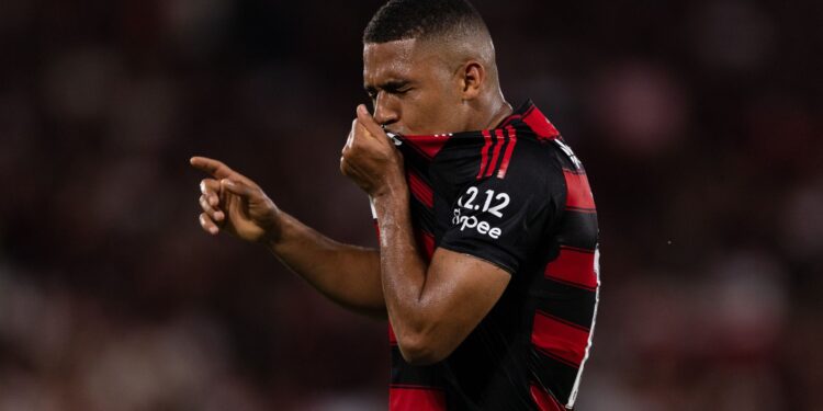 Samuel Lino comemora um de seus dois gols na vitória do Flamengo