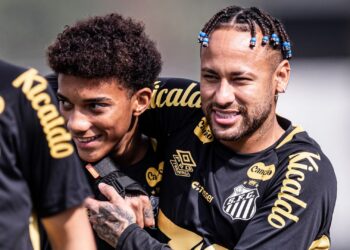 Após o jogo no Paraguai, Neymar e Robinho Jr. conversaram com a imprensa e selaram a paz