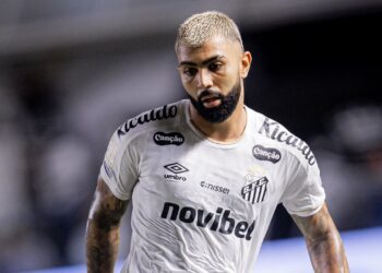 Gabigol foi expulso após gesto em direção à arquibancada durante Santos x Vitória