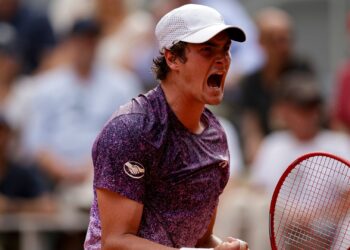 João Fonseca recebeu elogios de Casper Ruud antes do confronto pelas oitavas de final de Roland Garros