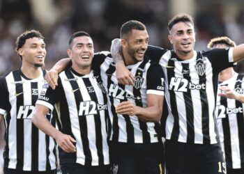 O zagueiro Vitor Hugo comemora o gol da vitória do Atlético-MG sobre o Vasco em São Januário