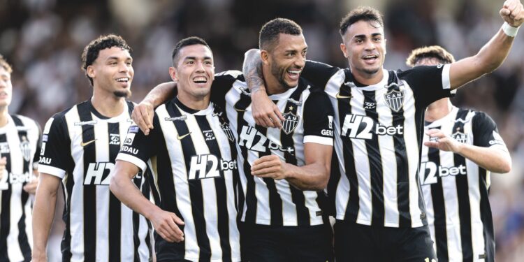 O zagueiro Vitor Hugo comemora o gol da vitória do Atlético-MG sobre o Vasco em São Januário