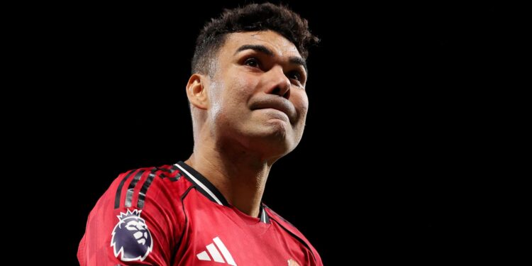 Em busca de substitutos para Casemiro, o Manchester United monitora jovens talentos do futebol inglês para a próxima temporada