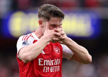 O atacante Viktor Gyökeres comemora um de seus dois gols na vitória do Arsenal por 3 a 0 sobre o Fulham