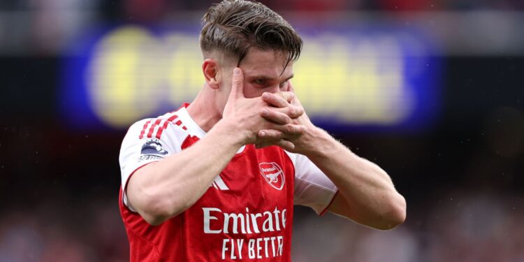 O atacante Viktor Gyökeres comemora um de seus dois gols na vitória do Arsenal por 3 a 0 sobre o Fulham