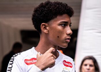 Após desentendimento com Neymar, o jovem atacante Robinho Jr. garante permanência no Santos