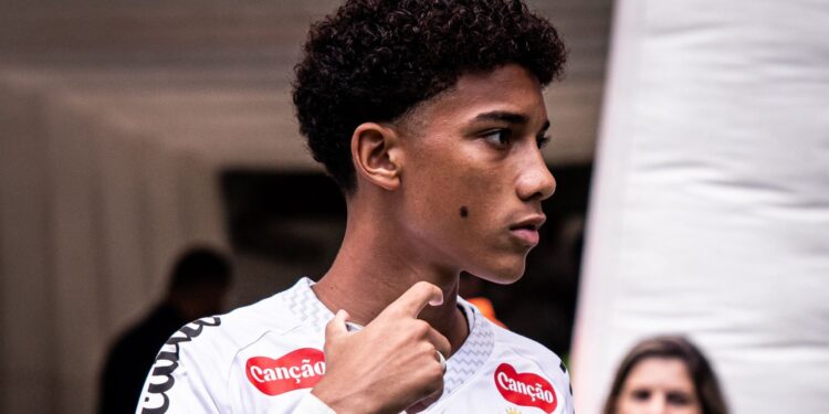Após desentendimento com Neymar, o jovem atacante Robinho Jr. garante permanência no Santos