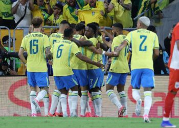 Jogadores da Seleção Brasileira comemoram um dos seis gols na vitória por 6 a 2 sobre o Panamá no Maracanã