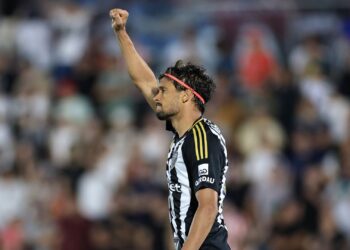 O meia Gustavo Scarpa rebate críticas sobre possível saída do Galo