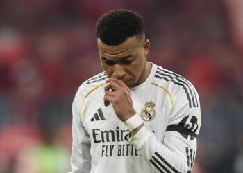 Em meio à crise e hospitalização de colega, reação de Mbappé gera revolta nas redes sociais