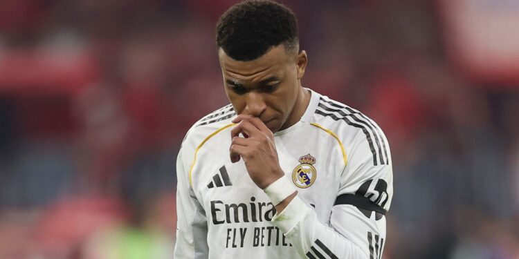 Em meio à crise e hospitalização de colega, reação de Mbappé gera revolta nas redes sociais