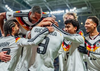 Jogadores da Alemanha celebram a classificação garantida com goleada de 6 a 0