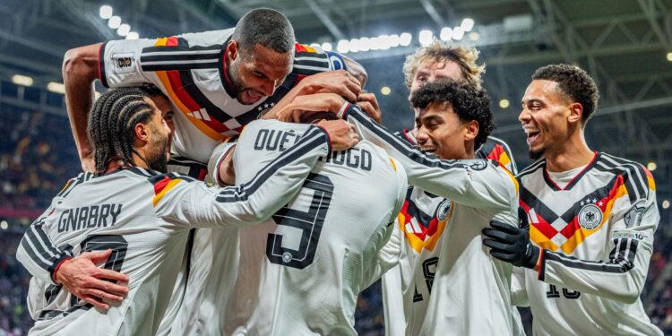 Jogadores da Alemanha celebram a classificação garantida com goleada de 6 a 0