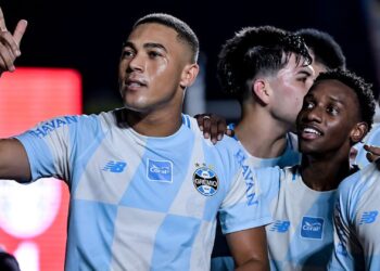 Carlos Vinícius comemorando gol pelo Grêmio