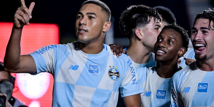 Carlos Vinícius comemorando gol pelo Grêmio