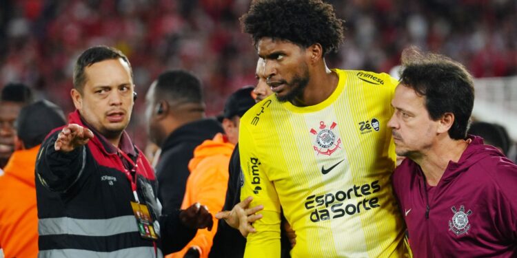 O empate do Corinthians contra o Santa Fe por 1 a 1, pela Libertadores, terminou em clima caótico no estádio El Campín, em Bogotá.