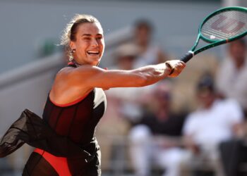 Sabalenka segue firme na busca pelo título inédito de Roland Garrros, ela venceu a francesa Elsa Jacquemot por 2 sets a 0.