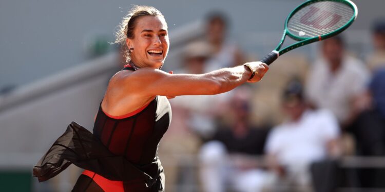 Sabalenka segue firme na busca pelo título inédito de Roland Garrros, ela venceu a francesa Elsa Jacquemot por 2 sets a 0.