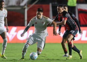 Lance do jogo entre Vitória e Internacional