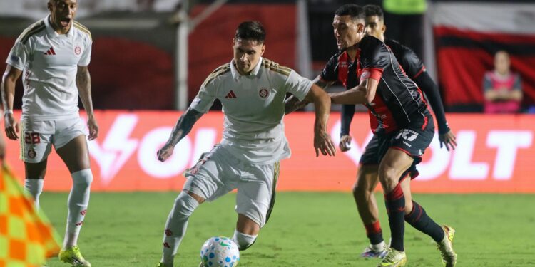 Lance do jogo entre Vitória e Internacional