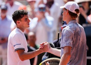 Algoz de Sinner surpreende em Roland Garros e admite: "Tive sorte hoje"