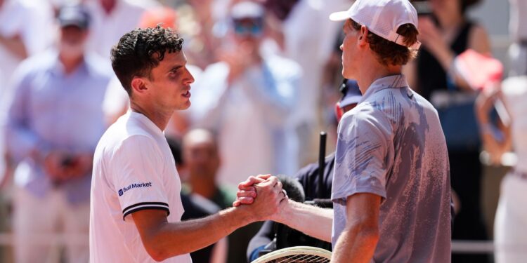 Algoz de Sinner surpreende em Roland Garros e admite: "Tive sorte hoje"