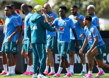 Ancelotti comandou o primeiro treino com uma equipe próxima da que pretende utilizar na reta final da preparação para a Copa do Mundo.