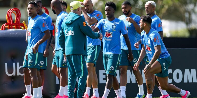 Ancelotti comandou o primeiro treino com uma equipe próxima da que pretende utilizar na reta final da preparação para a Copa do Mundo.