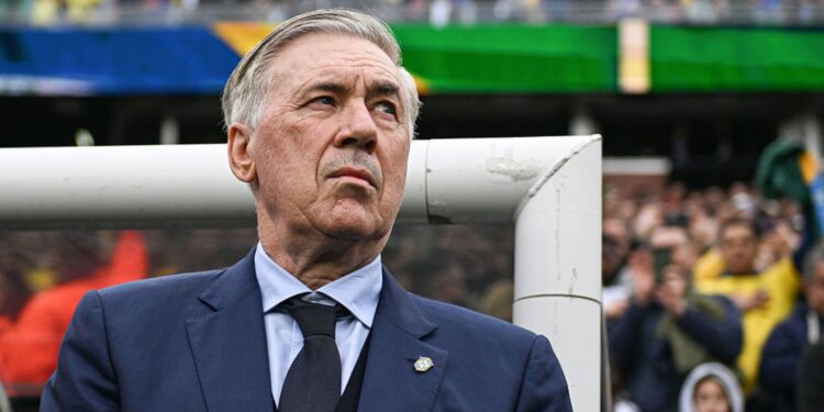 Ancelotti durante jogo da Seleção