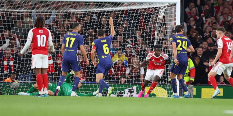 Lance do gol do Arsenal, marcado por Saka