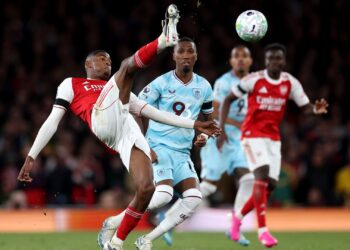 Arsenal vence Burnley e fica a um passo do título da Premier League
