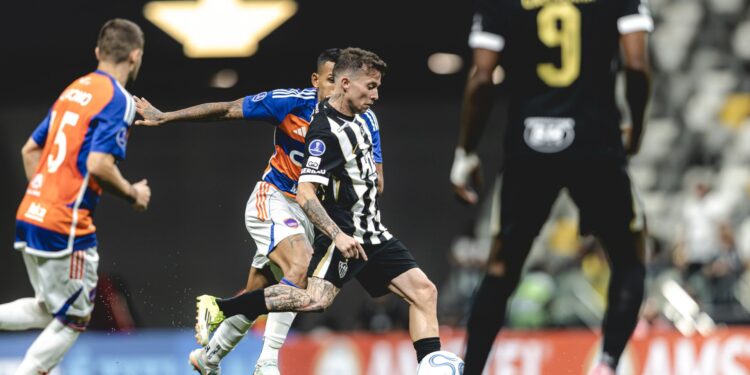 Lance do jogo entre Atlético-MG e Puerto Cabello