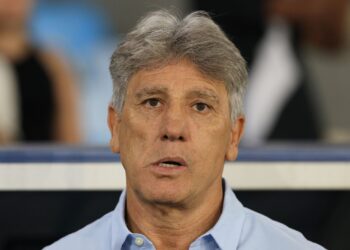 Vasco é punido pelo STJD após torcida atacar Renato Gaúcho