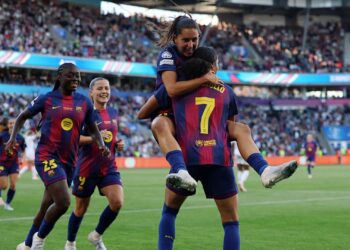 Jogadoras do Barcelona comemorando gol na final