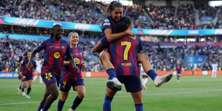 Jogadoras do Barcelona comemorando gol na final