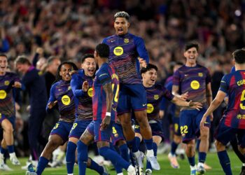 Jogadores do Barcelona comemorando gol contra o Real Madrid