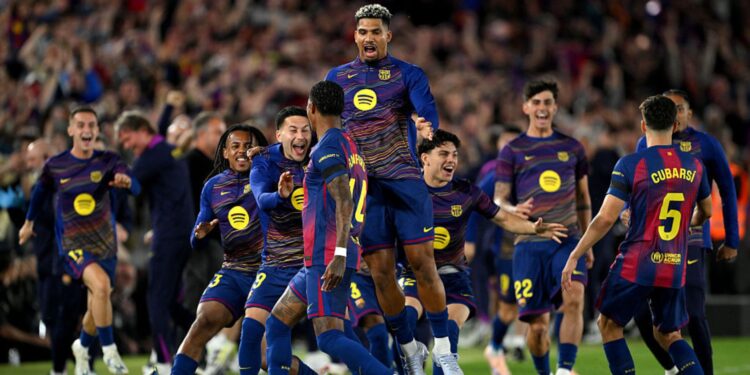 Jogadores do Barcelona comemorando gol contra o Real Madrid