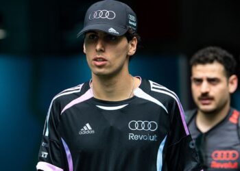 Gabriel Bortoleto com uniforme da Audi